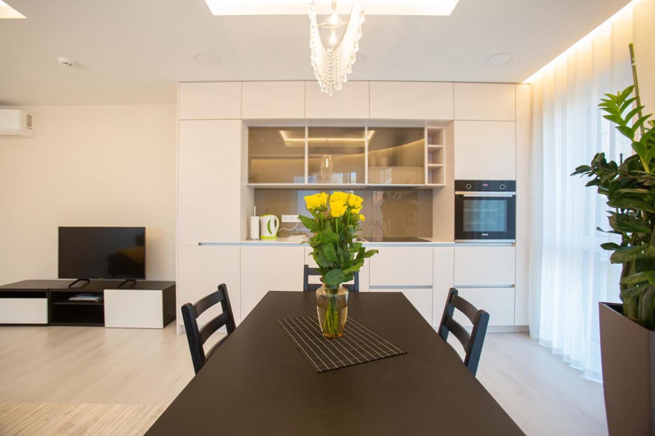Luxurious Blue&Yellow Apartment In Kaunas Center מראה חיצוני תמונה
